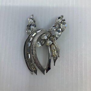 Vtg 1960 rhodium tone clear crystal rhinestone wedding bridal brooch